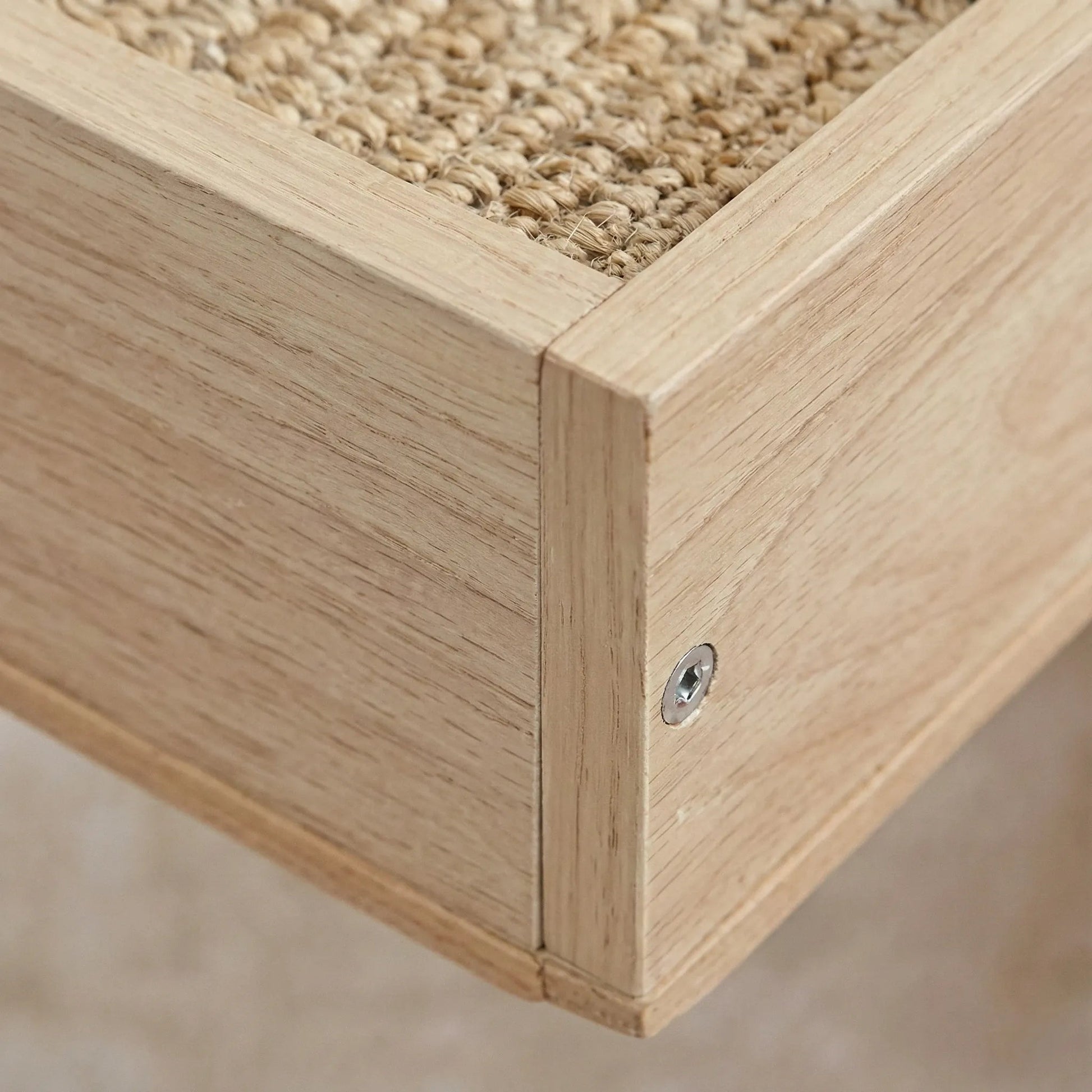 Détail angle arbre à chat bois clair naturel