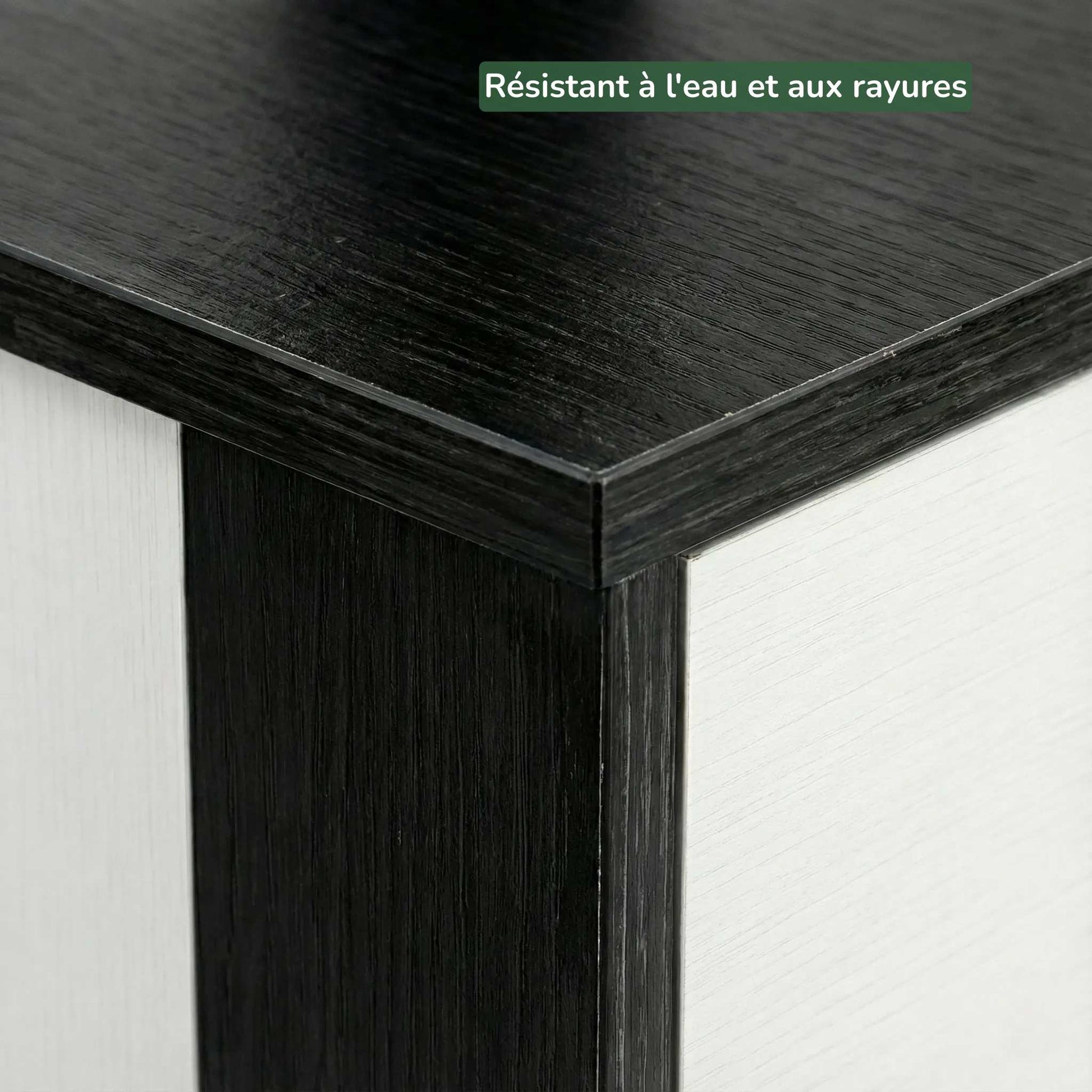 Détail finition bois noir résistant eau et rayures meuble litière arbre chat