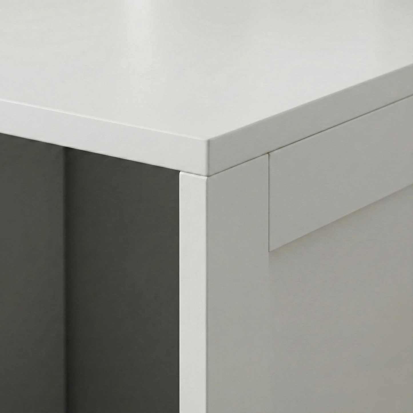 Détail angle finition meuble litière chat blanc design épuré